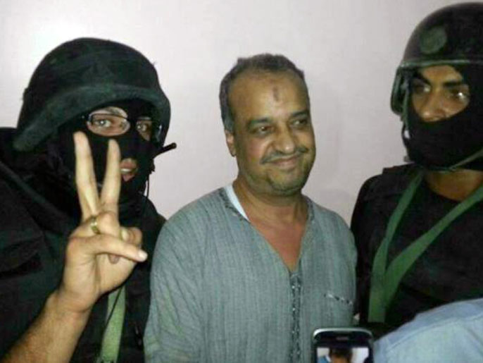 البلتاجي مبتسما خلال اعتقاله على أيدي عناصر الأمن (الفرنسية)
